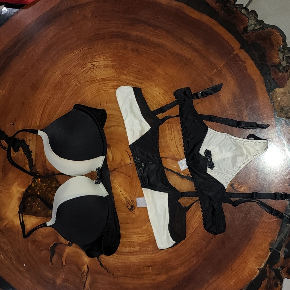 Victoria secret tuxedo zet  rare  piece size bra 32C garter  small  thong small